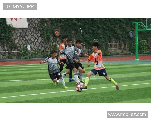 顶级球星全力奔跑射门瞬间展现绿茵场上的激情与力量